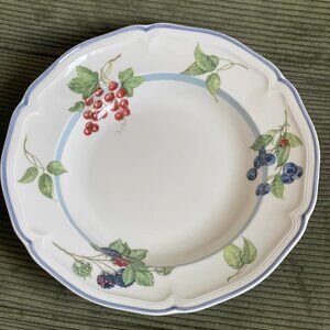 Green Patterned Decorative Plate – Floral Style Design